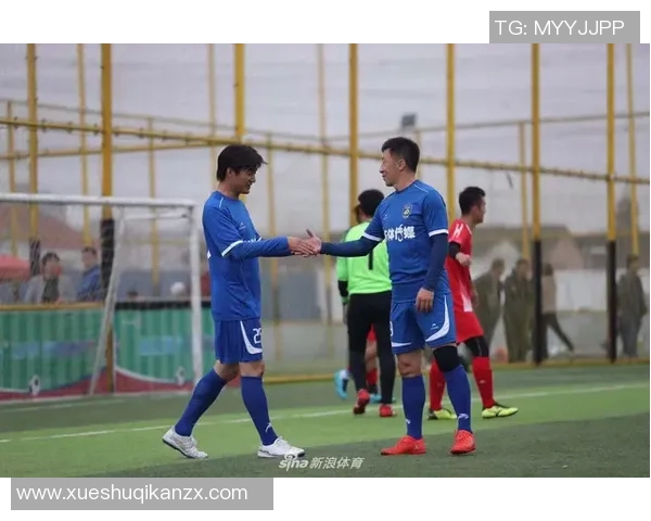 足球巨星化身街头老人挑战路人反应引发热议