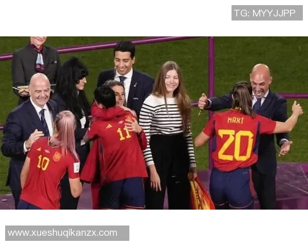 足球明星强吻女记者事件引发热议引关注背后真相曝光