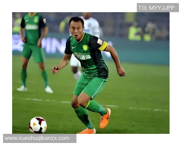 足球明星因扔水瓶引发争议视频曝光引发球迷热议与媒体关注